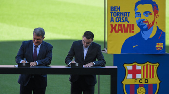 Xavi hazatért, a Barca bemutatta új edzőjét