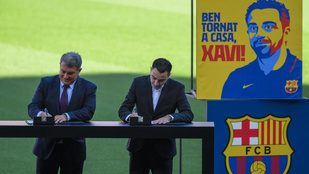 Xavi hazatért, a Barca bemutatta új edzőjét