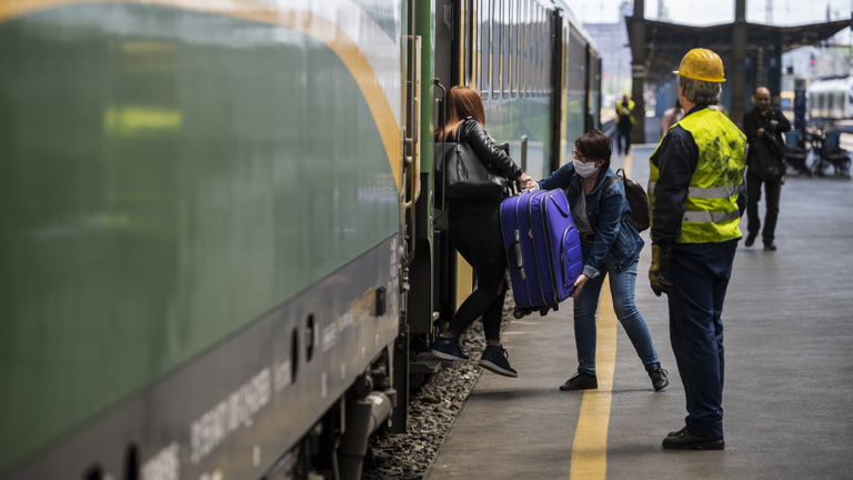 Oltásért pótszabadság, de nem valószínű, hogy leáll a vonatközlekedés
