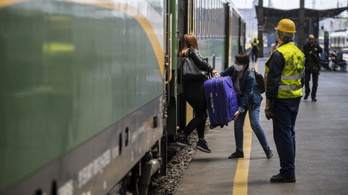 Oltásért pótszabadság, de nem valószínű, hogy leáll a vonatközlekedés