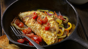 Kolbászos-lecsós omlett – egy nagy szelet kaláccsal próbáld ki!