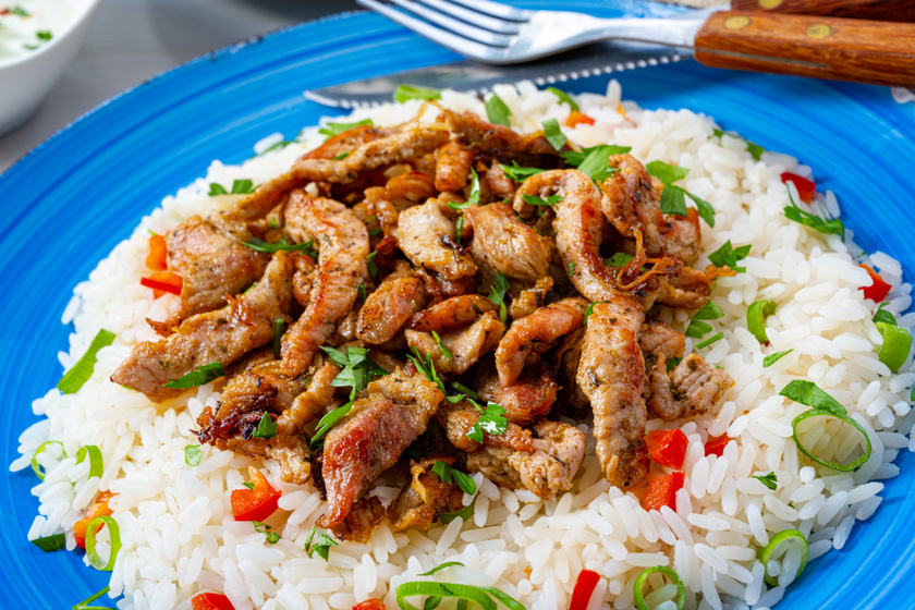 Fűszeres csirkemellcsíkok rizzsel kínálva: a páctól lesz omlós a hús
