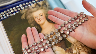 Két és fél milliárd forintért keltek el Marie Antoinette gyémánt karkötői