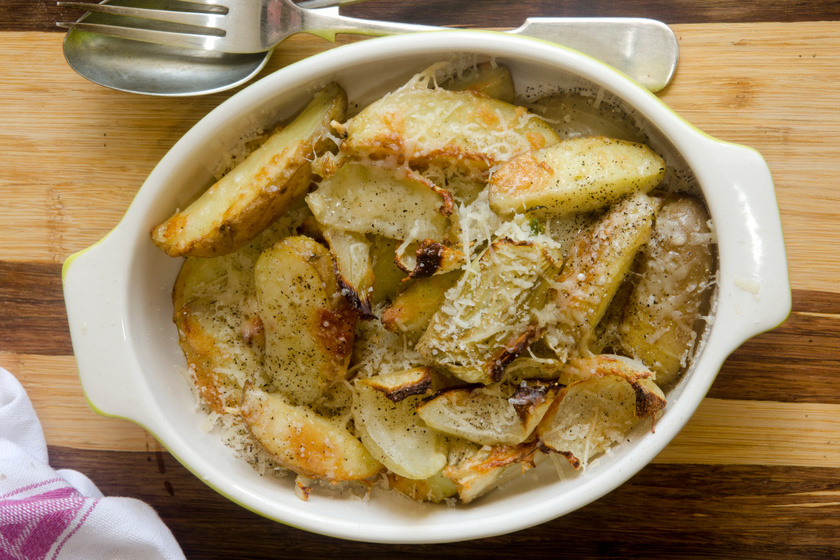 Hagymás, parmezános sült krumpli: így lesz extra az egyszerű köret