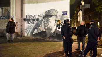 Tojással dobálták meg, és festékkel öntötték le a Ratko Mladicot ábrázoló falfestményt