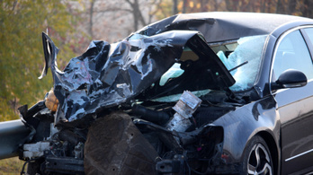 Tartálykocsiba csapódott egy autós az M3-ason, utasa szörnyethalt