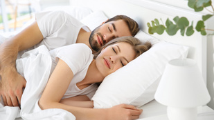 Intim közelség: jobban alszunk a párunkkal, mint egyedül