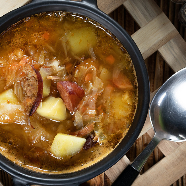 Sűrű és kiadós savanyúkáposzta-leves: kolbász és krumpli is gazdagítja