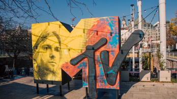 Magyar művészek gigantikus képeslapokkal tisztelegnek az MTV előtt