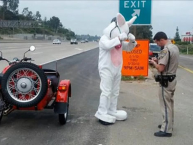Lekapcsolták a motorozó húsvéti nyulat Kaliforniában