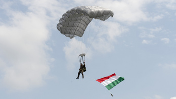Világbajnokságra indulnak a magyar katonai ejtőernyősök