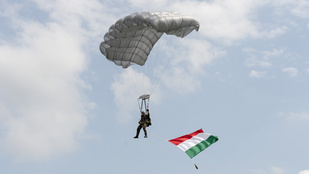 Katarba indulnak a magyar katonai ejtőernyősök