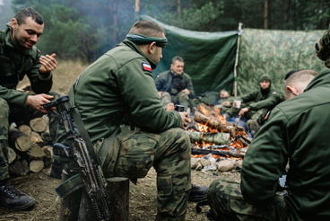 Lengyel katonák pihennek Kuznica mellett, a határnál.