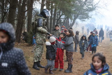A gyerekek a belarusz határőrökkel is barátkoznak.