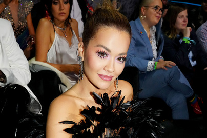 Rita Ora különleges ruhában adott át díjat a budapesti MTV-gálán: ilyen kreációkba bújtak a sztárok