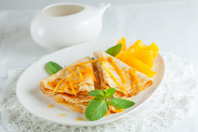 Csábító narancsos francia palacsinta: a crepe tésztájába tejszín és vaj is kerül