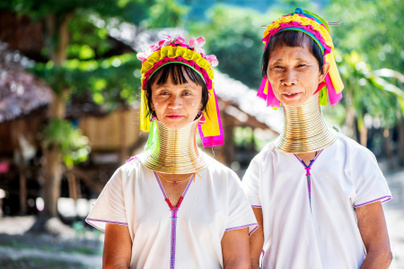 Minél hosszabb a nyak, annál szebb a nő az elszigetelt törzs szerint: a nyakgyűrűzés kegyetlen hagyománya