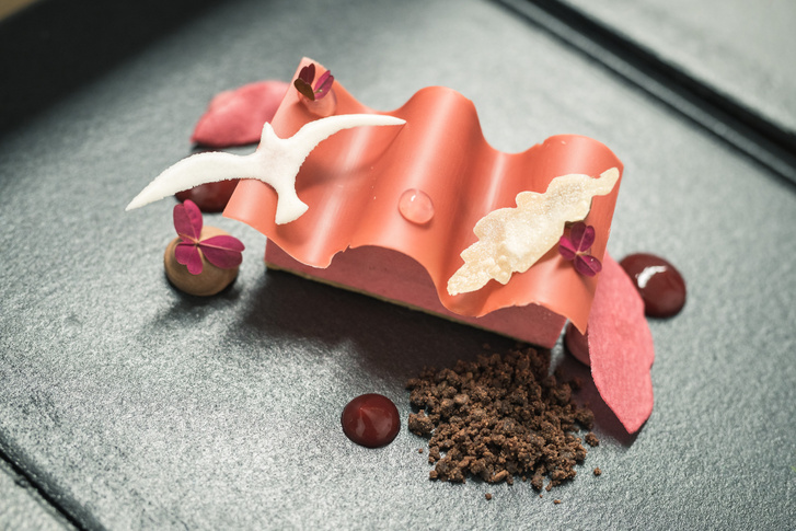 A "Hétköznapok" nevet viselő desszertet egy-egy tetőcserépen tálalták. Gyümölcsök, kétféle csokoládé találkozása egy hullámos tetőt idéző málnás díszítéssel. Egyszerű és harmonikus, ebben rejlik a varázslat.