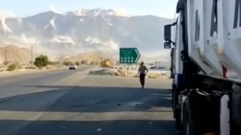 Videón, ahogy megmozdult a föld a kamionok alatt