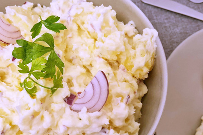 Lila hagymával dúsított majonézes krumplisaláta: így lesz a legfinomabb