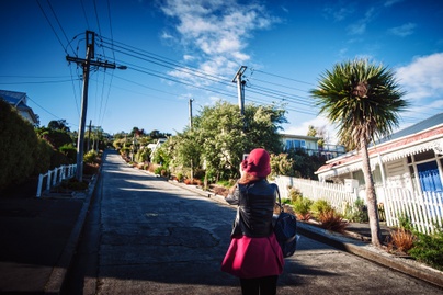 A világ legmeredekebb utcáján nemcsak menni, de megállni is nehéz: Új-Zélandon található a híres Baldwin Street