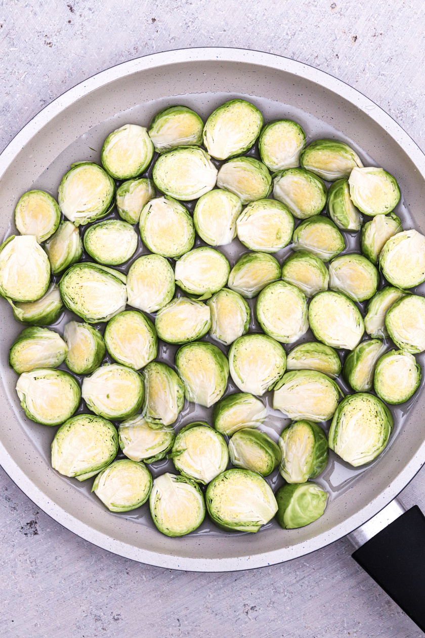 Egy serpenyőben rendezd egymás mellé a félbevágott zöldségeket, sózd meg és öntsd fel annyi vízzel, hogy félig ellepje. Takard le egy fedővel és párold 10 percig.