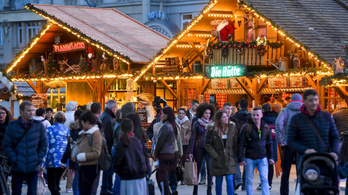 Megnyílt a karácsonyi vásár a budapesti Vörösmarty téren