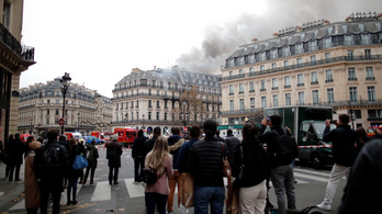 Lángol egy épület a párizsi Operaház közelében