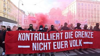 Drámai a helyzet Bécsben, ellepték az utcákat a tüntetők