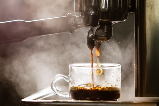 A kávé- és teafogyasztás csökkentheti az agyvérzés és a demencia kockázatát?