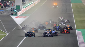 Hamilton vezet, Alonso a második helyre jött fel a rajt után