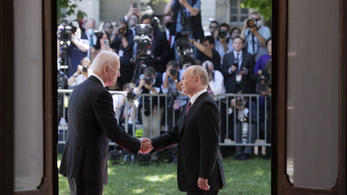 Putyin provokációról beszél, de egyeztetne Bidennel