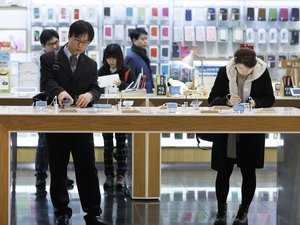 Májusban nyílnak az első Samsung-üzletek