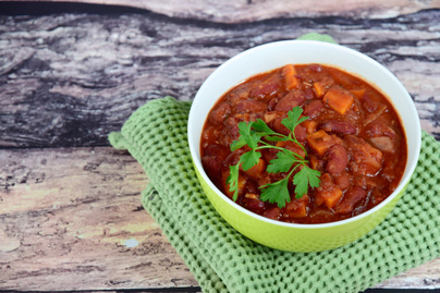 Szaftos és kiadós vegetáriánus chilis bab: hús helyett krumpli kerül bele