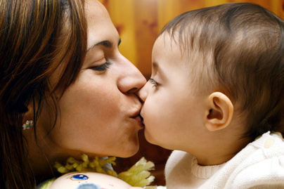 Ezért veszélyes, ha a babának szájra adod a puszit: a fogorvos figyelmeztet