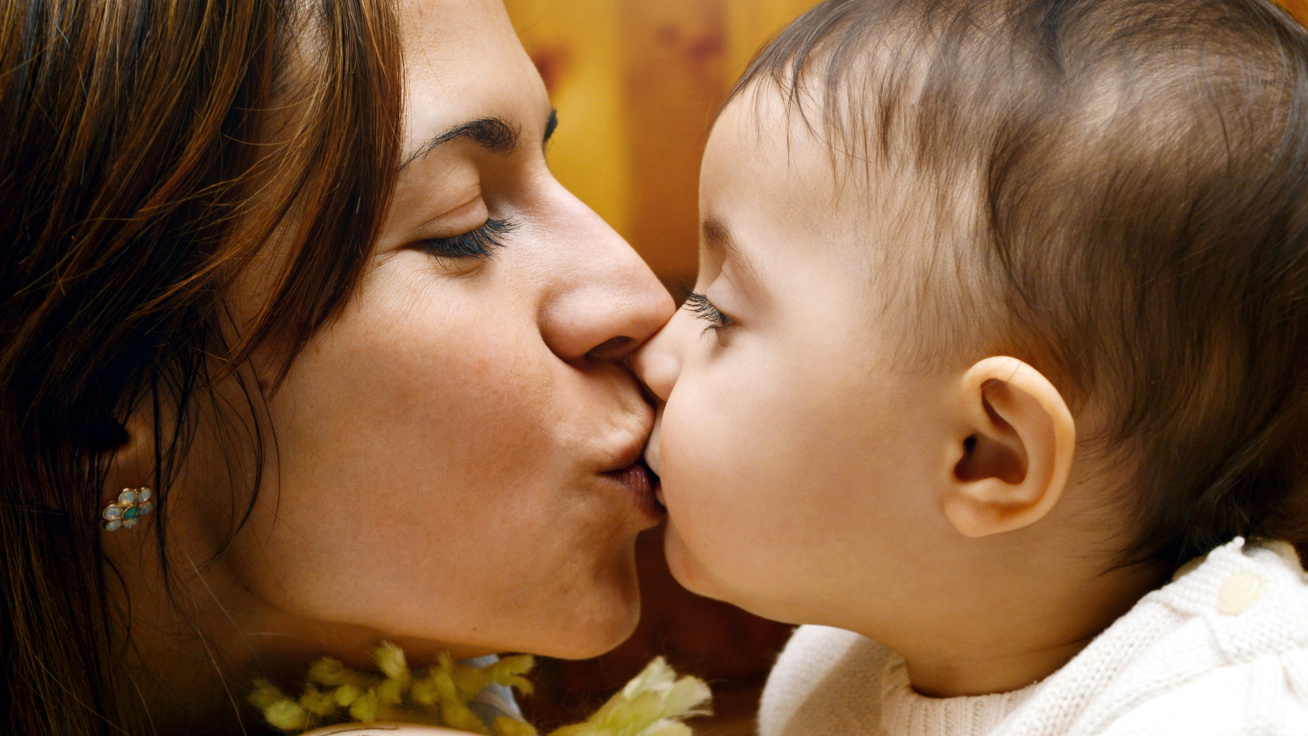 Ezért veszélyes, ha a babának szájra adod a puszit: a fogorvos figyelmeztet