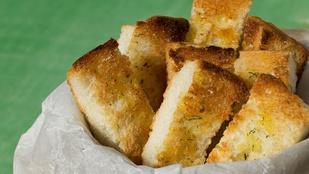 Készítsd a fokhagymás kenyeret kalácsból – rengeteg olvadt sajttal még finomabb!
