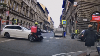 Videón, ahogy egy autó felöklel egy robogós futárt