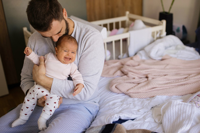A szülés utáni depresszió 7 jele az apáknál: rengeteg férfit is érint a kutatások szerint