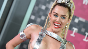 Kikandikáló mellbimbó, bugyiig kivágott ruha - Miley Cyrus ezekben a szettekben villantotta a legnagyobbat