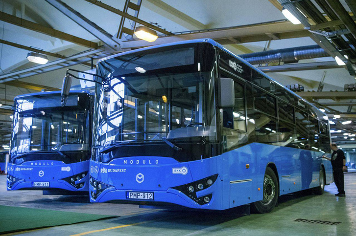 Ezek a buszok a már módosított 18 méteresek. A buszokat megtörve mutatták be, mert különben nem értek volna le a B tengely kerekei a talajra