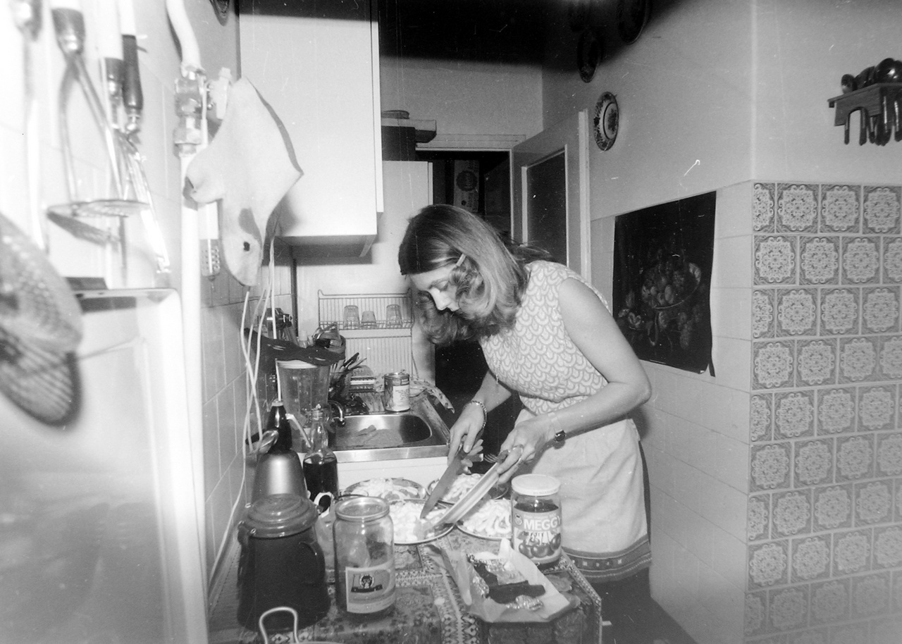 Az 1980-as évek panelkonyhái rengeteg rántott párizsit és francia salátát láttak. A korabeli konyhai gépek sora közel sem volt olyan bőséges, mint mostanában, és bár már létezett a mikrohullámú sütő, a magyar kiskonyhákig még nem jutott el. Mint ahogy a kukába helyezendő szemeteszsákot sem igazán használtak még akkoriban. Sok minden juthat eszünkbe a 80-as évekről, de a környezettudatosság és az ártalomcsökkentés sajnos nincs közöttük. Szerencsére azóta nagyot fejlődött a világ.  Ma már a konyhában is rengeteg apró lépéssel tehetünk azért, hogy csökkentsük a környezeti terhelést. Például azzal, hogy tudatosan választjuk ki a konyhai berendezéseket: energiatakarékos hűtőt, fagyasztót használunk, és figyelünk arra, hogy ne állítsuk túl alacsony hőfokra a termosztátot. Kézi mosogatáskor az öblítéshez ne folyóvizet használjunk, vagy olyan mosogatógépet vegyünk, amelynek az energiatakarékossági besorolása magas, vízfogyasztása pedig alacsony. De a csomagolás révén is csökkenthetők az ártalmak: a zöldséget és a gyümölcsöt kimérve vásároljuk, és a reklámzacskó helyett inkább a saját kosarunkban, papírzacskóban vagy erős, textilszatyrunkban vigyük haza. Ha tehetjük, használjuk újra a csomagolást. A kimosott üvegeket még jó néhány alkalommal felhasználhatjuk. Emellett igyekezzünk a hulladék minél nagyobb hányadát újrahasznosítani. Ne dobjunk élelmiszer-maradékot a lefolyóba vagy a WC-be! Sokkal jobb, ha a kerti komposzthalomra kerül. 