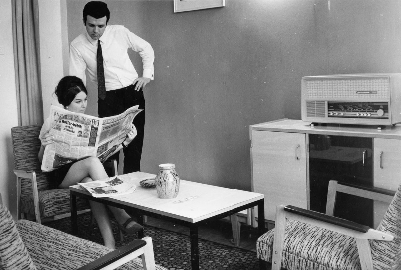 Az 1970-es években a masszív foteleket és a vaskos bútorokat felváltották a bútorlapos, könnyebb kivitelek. A tipikus szocreál berendezés hűen tükrözi a bútoripar fénykorát a műanyagkorszak előtt. Az ikonikus rádió még a Gazdálkodj okosan! nevű kultikus társasjátékban is megjelent. A nappali most is fontos szerepet tölt be egy lakásban és mi magunk is sokat tehetünk azért, hogy környezetbarátabb, fenntarthatóbb környezetben éljünk. Bútorvásárláskor például válasszunk természetes anyagokból készült, vegyszermentes, fenntartható forrásból származó, biológiai úton lebomló anyagokat. Korlátozzuk a lakóhelyiségekben lévő elektromos készülékek számát, és részesítsük előnyben az energiatakarékos típusokat! Érdemes kombinált készülékeket vásárolni, mert így nemcsak az áramfogyasztás, hanem az elektromágneses mezők is csökkennek. Kapcsoljuk ki, és ne hagyjuk készenléti állapotban a készülékeket! A világításhoz pedig használjunk energiatakarékos fénycsöveket és LED izzókat! Mindezek hozzájárulnak egy fenntartható élettér kialakításhoz. 
