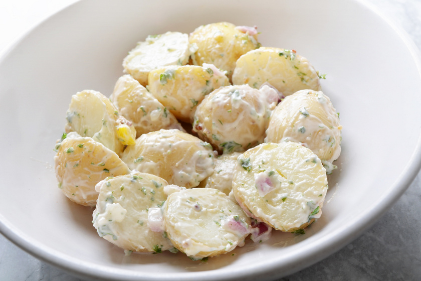 Majonézes krumplisaláta sok hagymával - Sültek mellé vagy magában is tökéletes