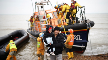 Egy várandós nő és gyerekek is tengerbe vesztek Calais-nál
