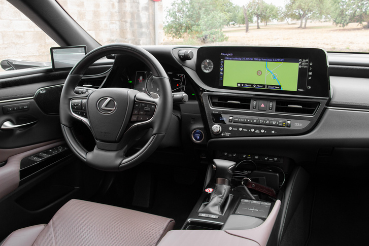 Kicsit barkácsabb elektronikus visszapillantó megoldás a Lexus ES 300h-ban