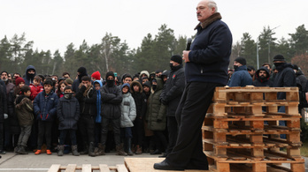 Lukasenka felkeresett egy menekülttábort a lengyel határnál