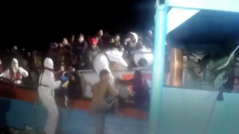 Több mint 300 bevándorlót mentettek ki egy csónakról Lampedusánál