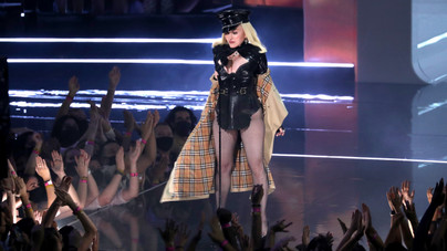 Madonna őrjöng, mert az Instagram törölte a mellbimbóit
