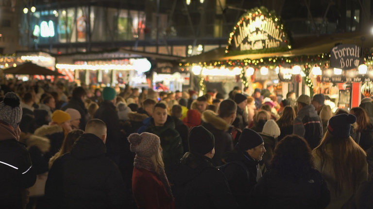 Egy év kihagyás után újra karácsonyi vásár a Vörösmarty téren